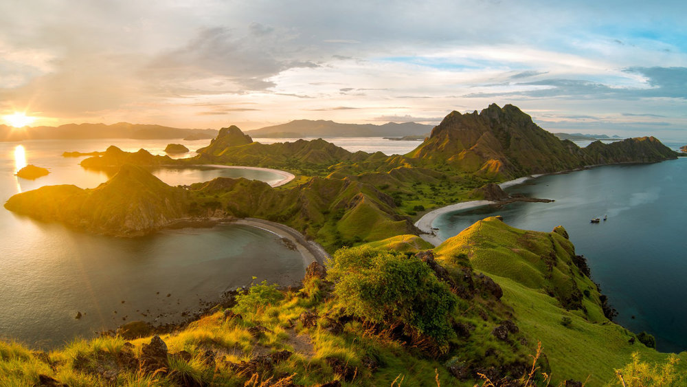 A view of Padar island beautiful hills when sunset | Hello flores
