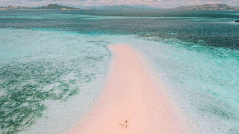 Life in Pulau Makassar Enjoying the shore of Pulau Makassar on a cloudy weather | Hello flores