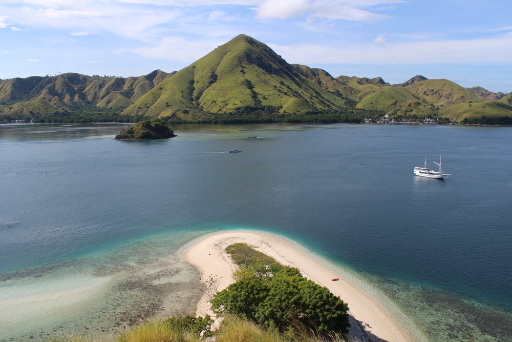 The clear blue ocean surrounding Kelor is passed by many boats daily | Hello flores