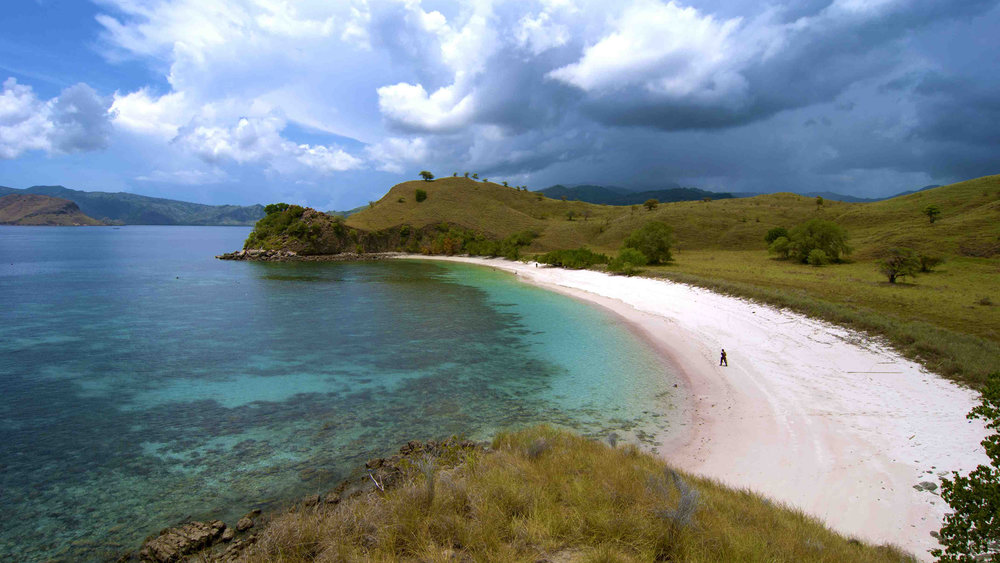 The famous Pink beach is the perfect place for relaxing | Hello flores
