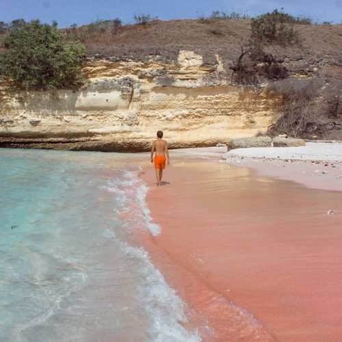 Walking in the sands of Pink Beach