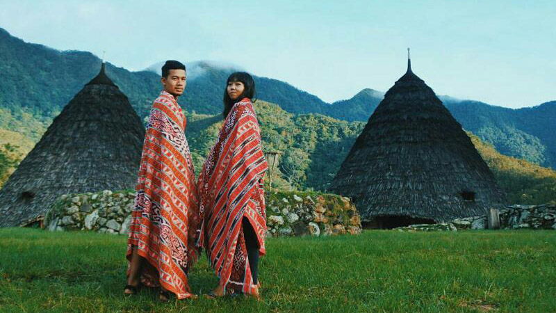 A couple is wearing the Wae Rebo village traditional clothing | Hello Flores