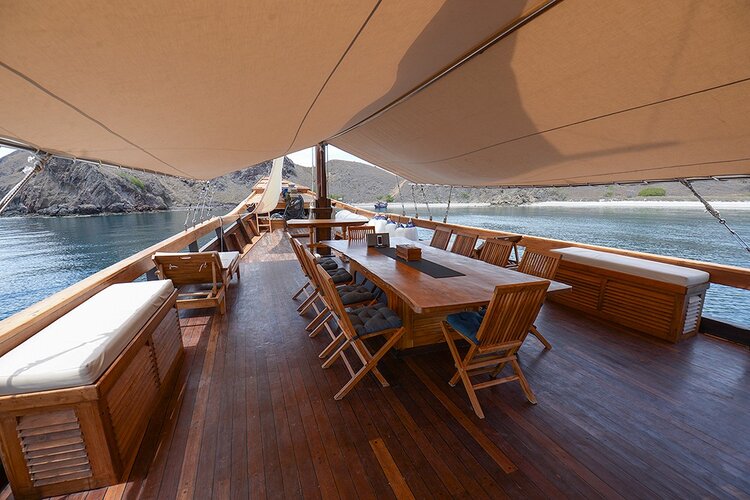Adhisree liveaboard provide a great outdoor for relax, breakfat, lunch and dinner