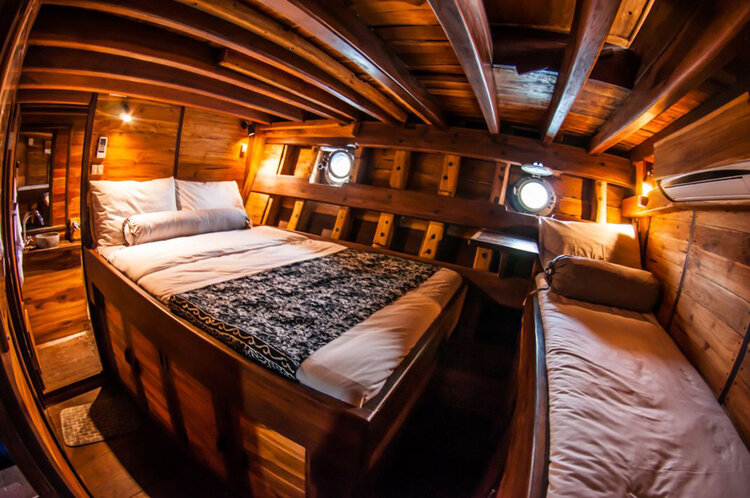The bedroom in Nataraja liveaboard provides a comfortable bed