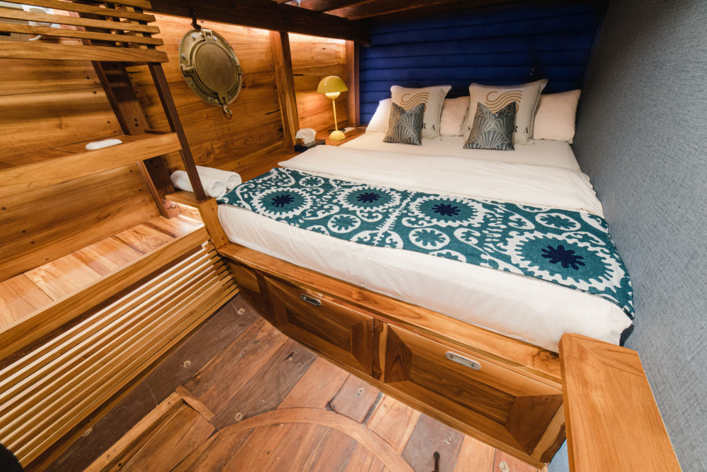 Samara Liveaboard queen size bed - Cabin