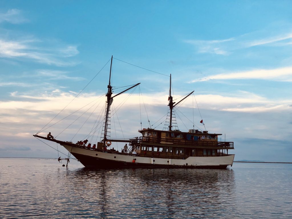 Samara Liveaboard Astonishing Ship | Hello Flores