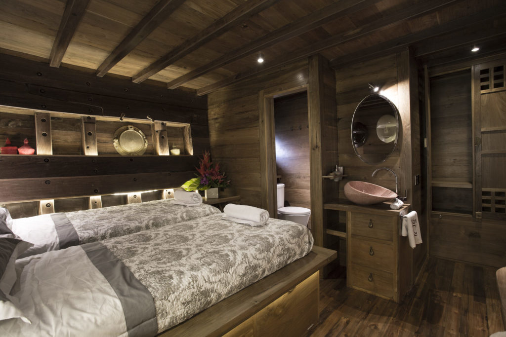 Tiare Liveaboard Twin Bed Cabin | Hello Flores