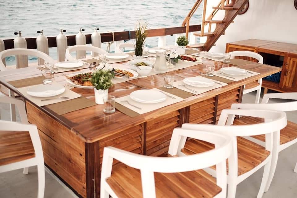 The outdoor dining room in SInar Pagi liveaboard | Hello Flores