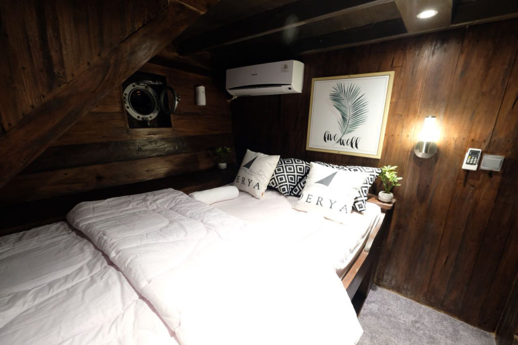 A private cabin on the Derya liveaboard | Hello Flores