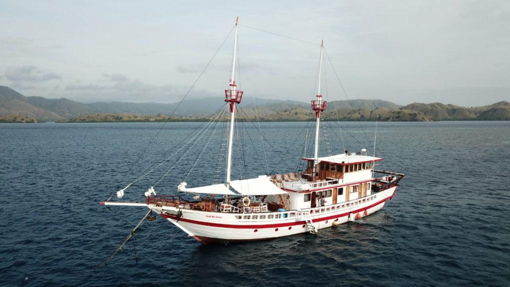 The Sinar Pagi liveaboard on the sea | Hello Flores