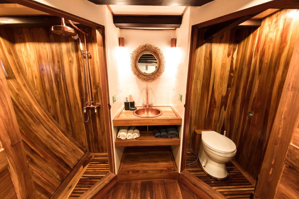 The cabin lavatory in Magia 2 liveaboard | Hello Flores