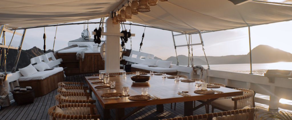 Aliikai Liveaboard - Dining Outdoor Area