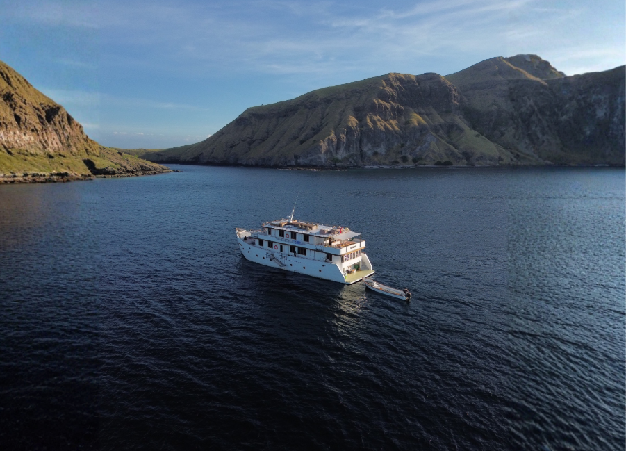 Le Costa Sailing in Komodo Island | Hello Flores