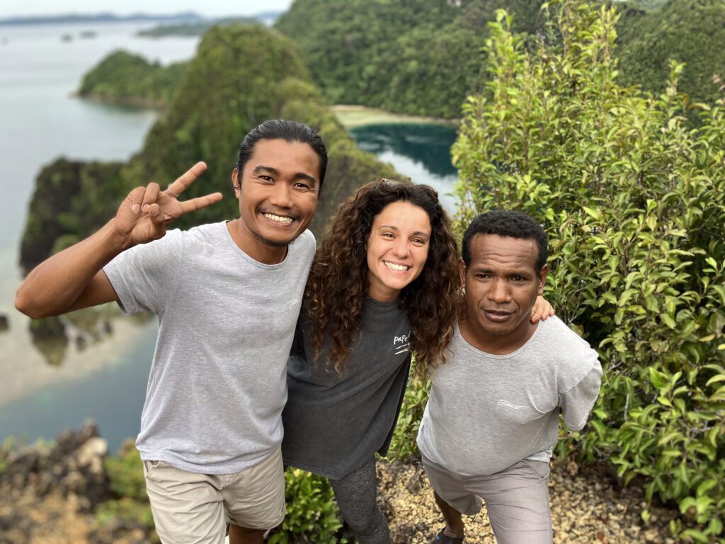 Jakare Liveaboard Crew | Hello Flores