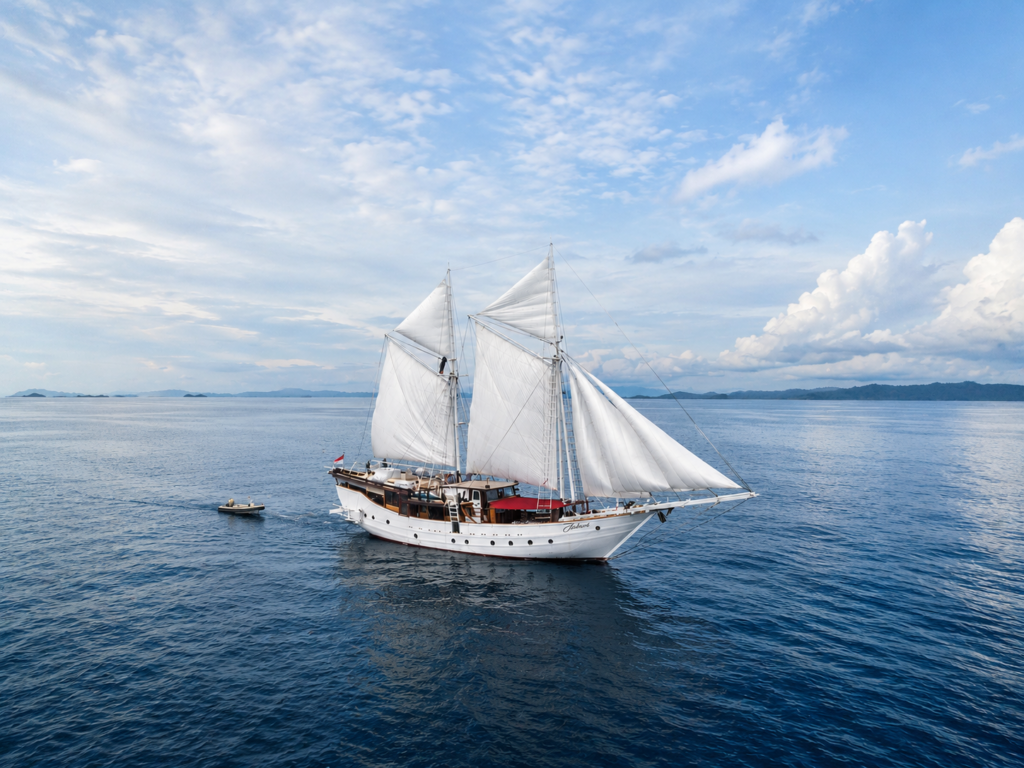 How Jakare LIveaboard Looks Like | Hello Flores