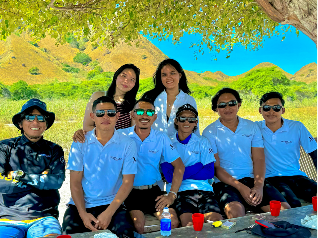 Guests and Crew Mutiara Laut | Hello Flores