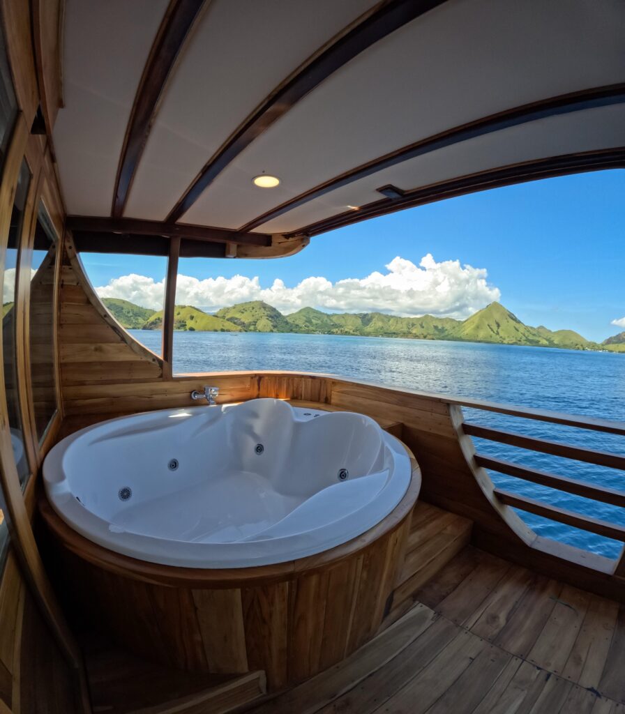 Private Jacuzzi of Raffles | Hello Flores