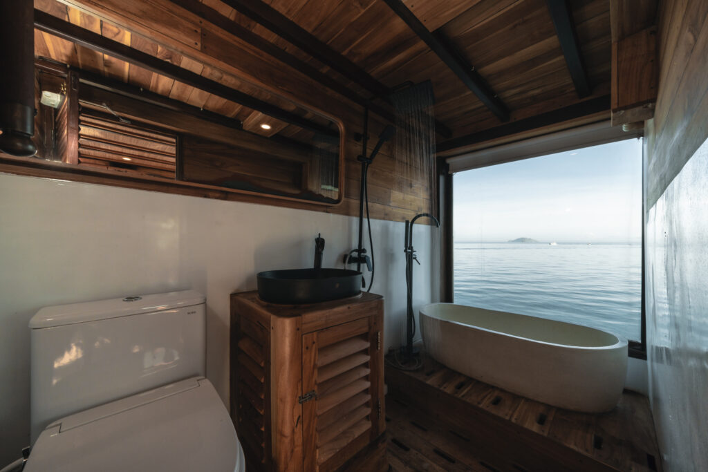 Private Bathroom Elbark Cruise | Hello Flores