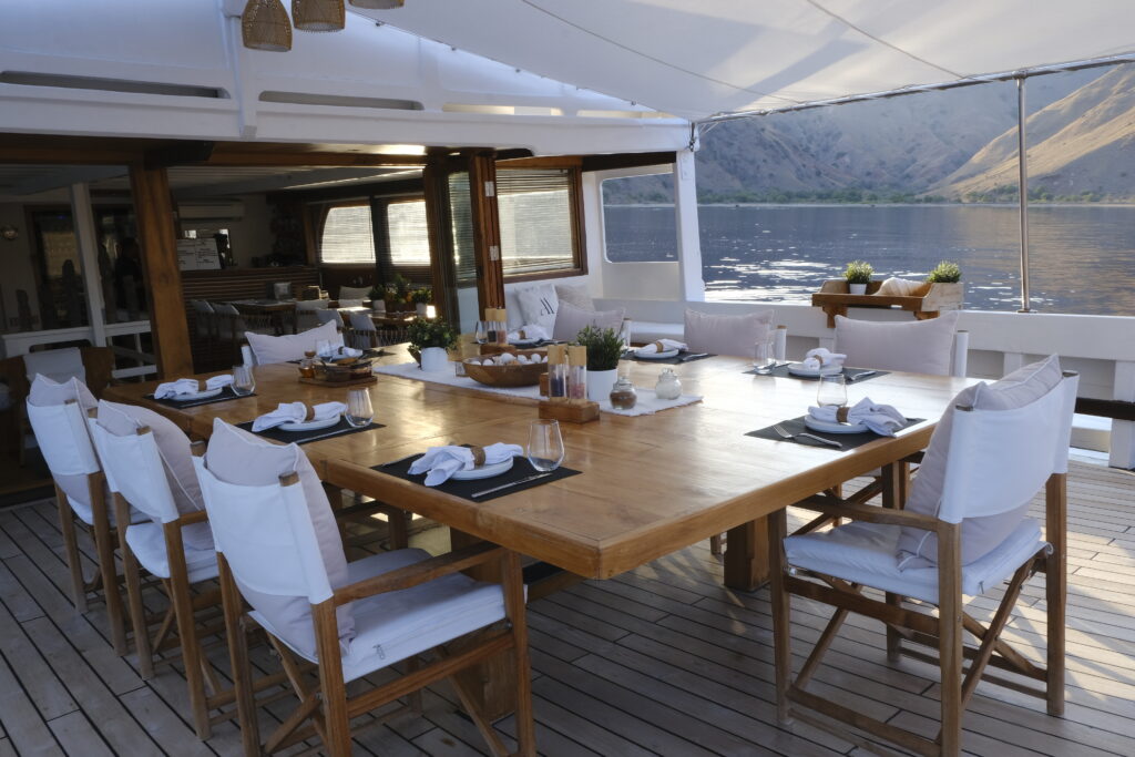 Outdoor Dining Area of Aliikai Voyage | Hello Flores