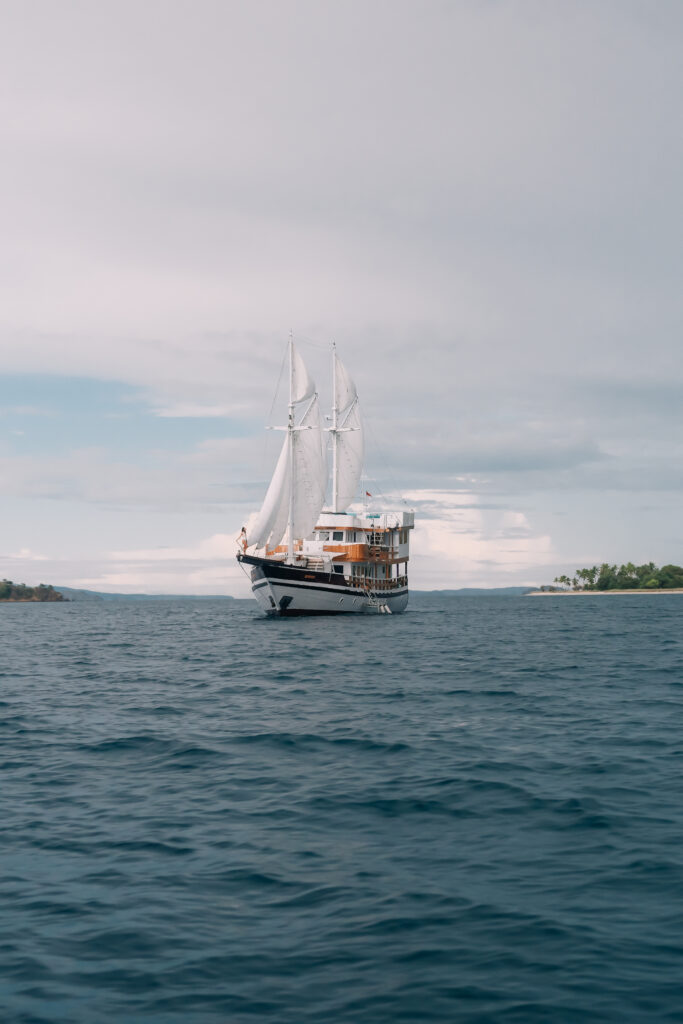 Kayra Phinisi | Hello Flores