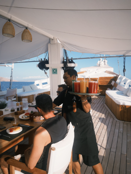 Aliikai Voyage Crew | Hello Flores