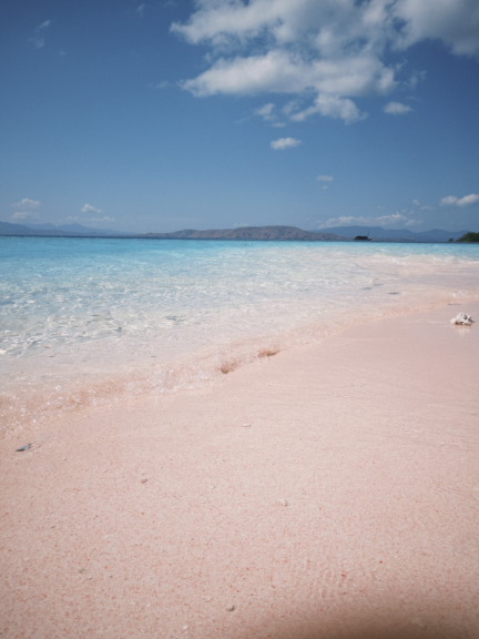 Taka Makassar Sandbar 7D6N Trip in Komodo Island | Hello Flores